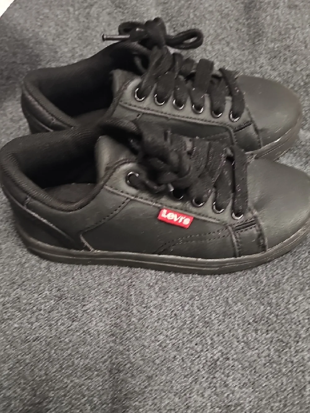 Levi's Men's Black Low-Top Casual Sneakers with Red Tab - Picture 2 of 10